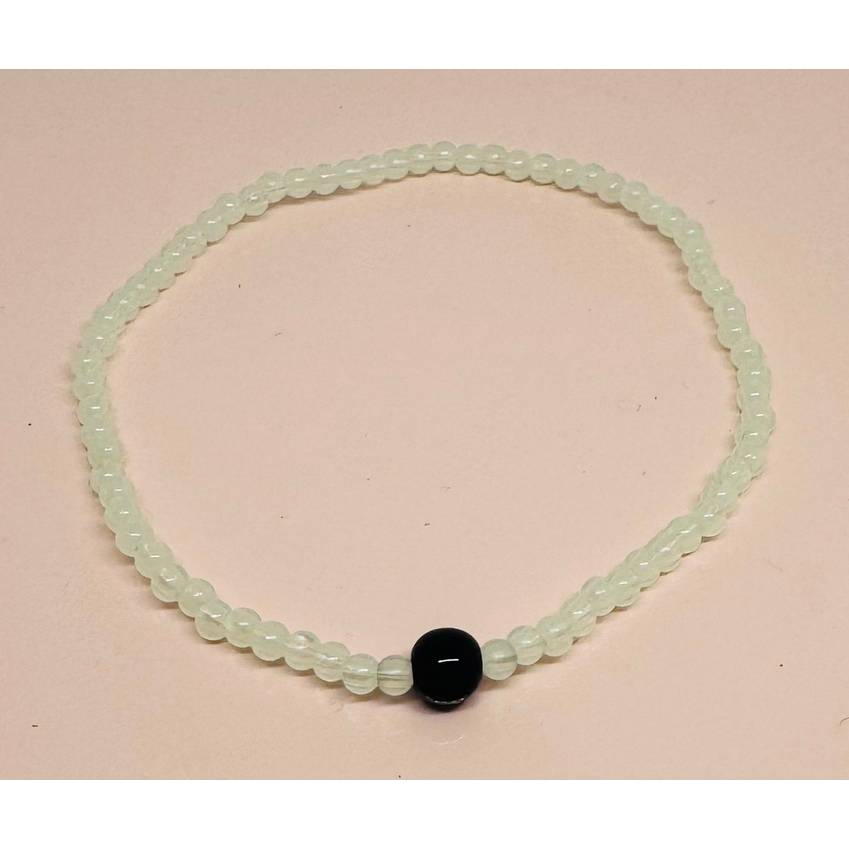 Glow in the Dark Armband personalisiert – Leuchtendes Namensarmband mit Wunschtext, handgemacht in Deutschland Bild 2