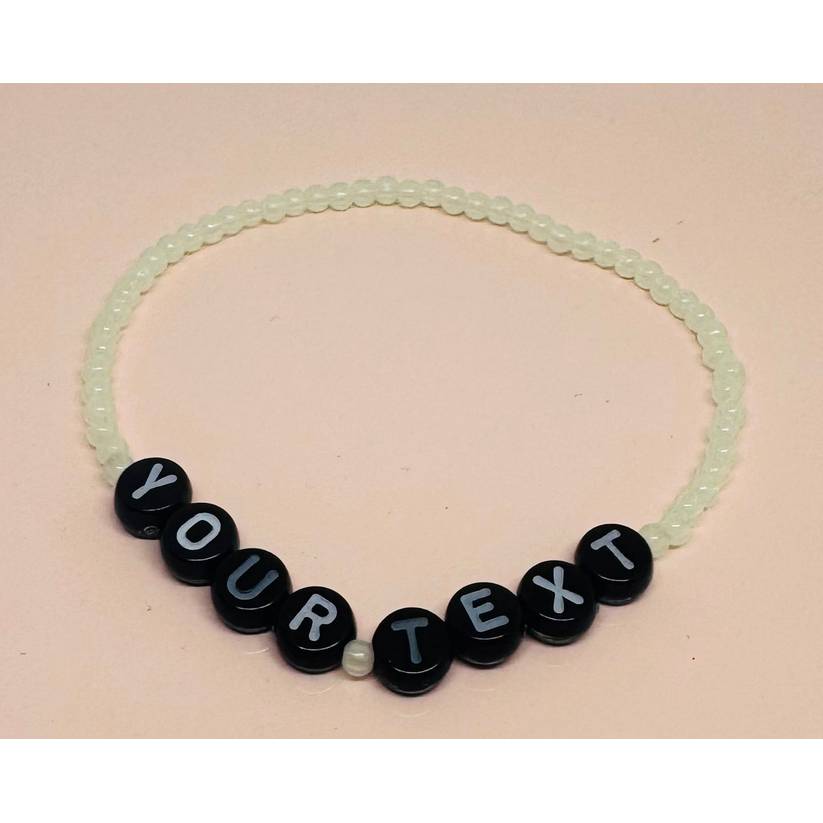 Glow in the Dark Armband personalisiert – Leuchtendes Namensarmband mit Wunschtext, handgemacht in Deutschland Bild 4