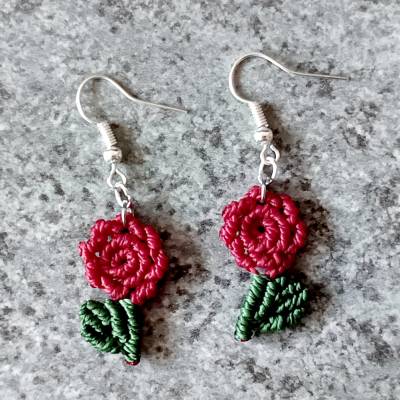 zierliche Makramee Ohrhänger Motiv Blume in rot