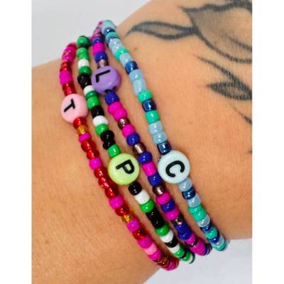 Kawaii Initialen Armband – Personalisiertes Y2K Perlenarmband mit Wunschbuchstaben, handgemacht & bunt