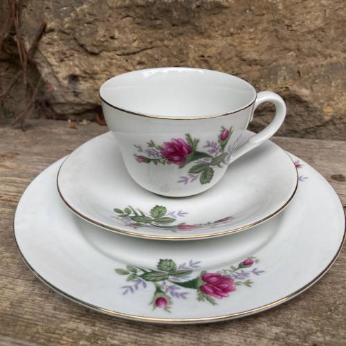 Kaffeegedeck mit pinkfarbenem Rosen Dekor MF Design Porzellan Vintage