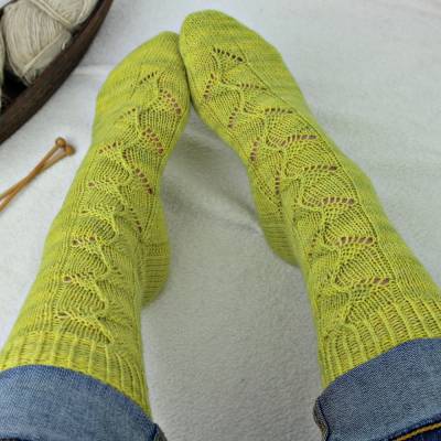 Strickanleitung Socken mit Blattmuster – Ivy Dance Socken mit Lacemuster