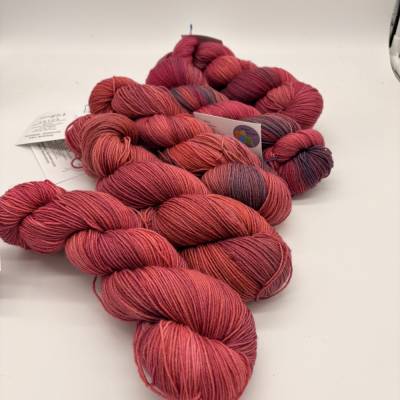 Sockenwolle 4-fach handgefärbt "weinrot"