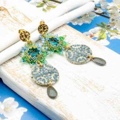 Trendige Glas Ohrstecker in Grün, Blau, Beadwork Ohrringe, handgemachter Keramik Anhänger Unikat, Geschenkidee , Frau