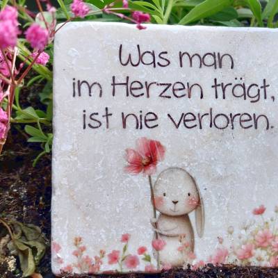 Gedenkstein mit zarter Illustration, Abschied, Trauer
