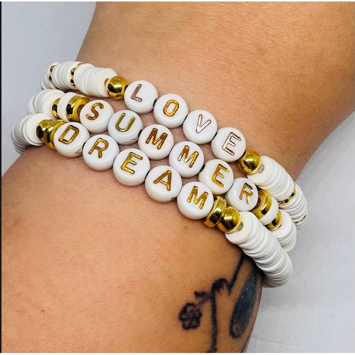 Personalisierbares Heishi Perlenarmband | Sommer Armband mit Wunschtext | Boho Schmuck Weiß Gold Bild 1
