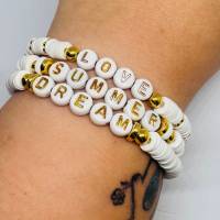 Personalisierbares Heishi Perlenarmband | Sommer Armband mit Wunschtext | Boho Schmuck Weiß Gold