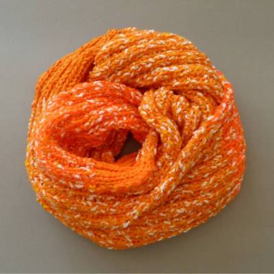 Peppiger Loopschal, Mehrfach-Rundschal, Schlauchschal orange und weiß, mit der Hand gestrickt, handgestrickt,