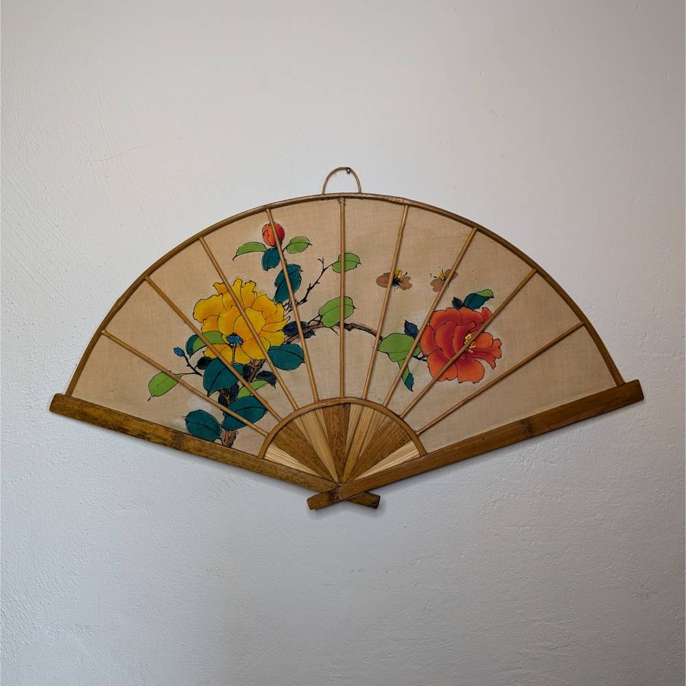 Wandfcher aus Bambus handbemalter Stoff mit Blten & Bienen vintage Fcher  - Asiatische Eleganz fr die Wandgestaltung