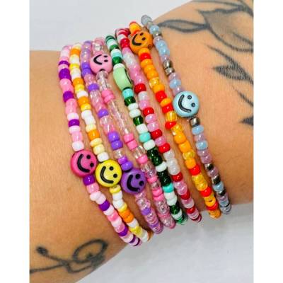 Kawaii Smiley Armband – Handgemachtes Y2K Perlenarmband mit Glow in the Dark & Wunschtext