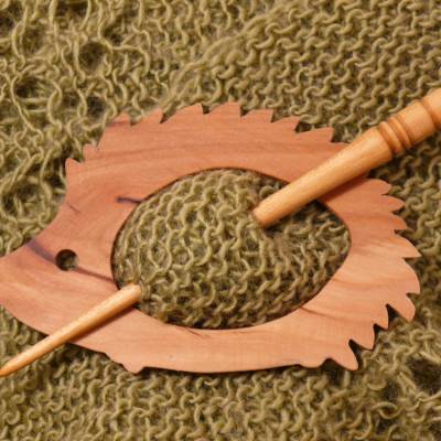 Sehr schöne Tuchnadel Schalnadel Igel aus Kirschbaum, die Nadel ist von Hand gedrechselt