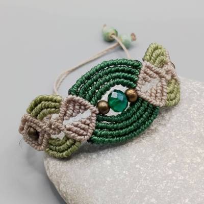 Makramee Armband in grün und beige mit einer facettierten Acrylperle und bronzefarbenen Metallperlen