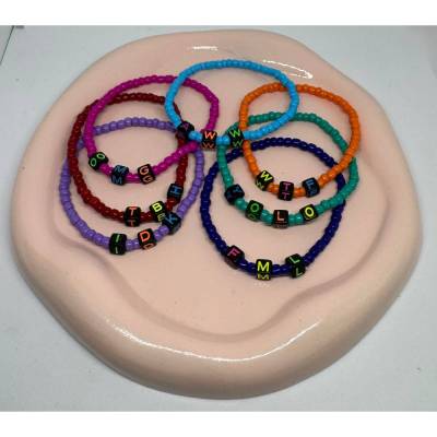 Trendige Statement-Armbänder mit Jugendwort-Abkürzungen – Handgemacht & personalisierbar