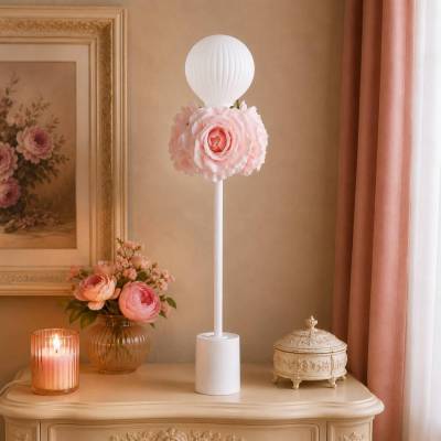 Romantische Rosen Tischlampe,  handgefertigte Cottagecore Deko-Lampe mit kunstvollen Rosenblüten in zarten Pastelltönen