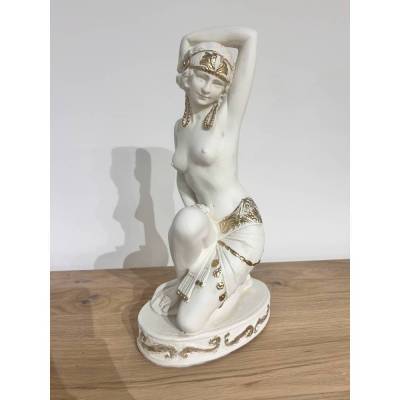 Schöne Figur einer Tänzerin. 37 cm.