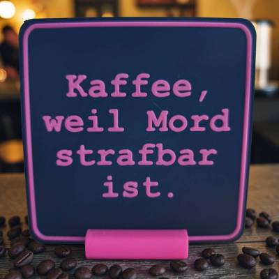 3D-gedrucktes Statement-Schild: Kaffee, weil Mord strafbar ist! – Humorvolles Deko-Highlight