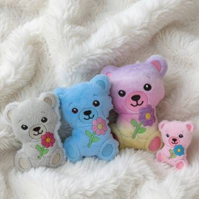 Stickdatei Teddy Flora mit Blume  In the Hoop Set 2699 – Maschinenstickerei von Design-by-Jasmina