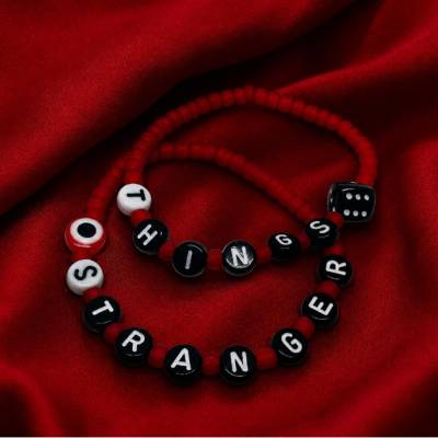 Stranger Things Armband Set 2er – Personalisiertes Freundschaftsarmband Rot Schwarz für Fans