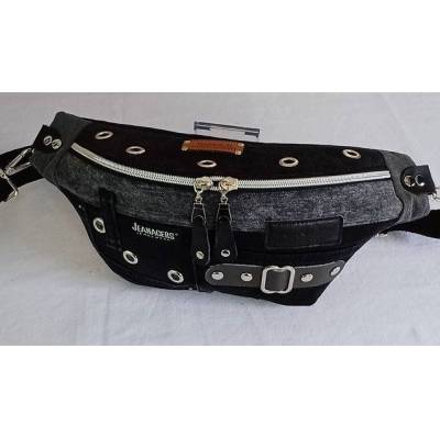 Upcycling aus Jeans, Crossbodybag, Bodybag „Black Rebel“ aus schwarzer Jeans mit Applikationen – Unikat mit Stil