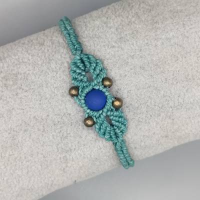 zierliches Makramee Armband in türkis mit einer mattierten Acrylperle in blau und bronzefarbenen Metallperlen