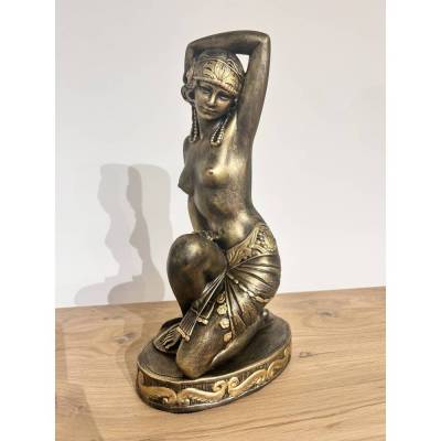 Schöne Figur einer Tänzerin. 37 cm.