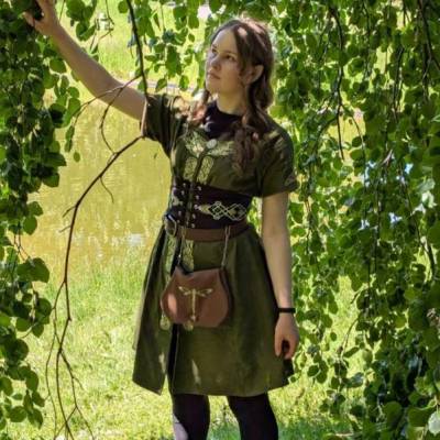 Maßgefertigtes Fantasykostüm für eine Elfe, Waldelbe oder Dryade aus 100 % Leinen mit Stickerei im Wikingerstil