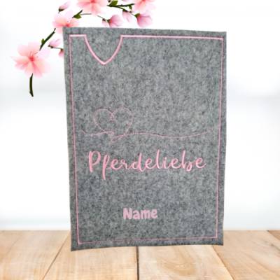 Personalisierte Equidenpasshülle aus Filz – liebevoll bestickt mit Pferdename | Handgemachtes Geschenk für Pferdefreunde