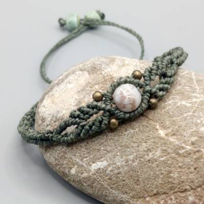zierliches Makramee Armband in olivgrün mit einer marmorierten Acrylperle und bronzefarbenen Metallperlen