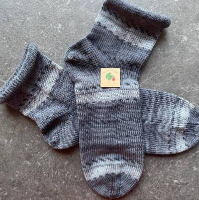 Gestrickte Socken Gr. 44/45 – Rollrand Wollsocken hellgrau-deunkelgrau gestreift, Herresocken Geschenkverpackung inkl.