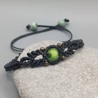 zierliches Makramee Armband in schwarz mit einer facettierten Acrylperle in grün und bronzefarbenen Metallperlen