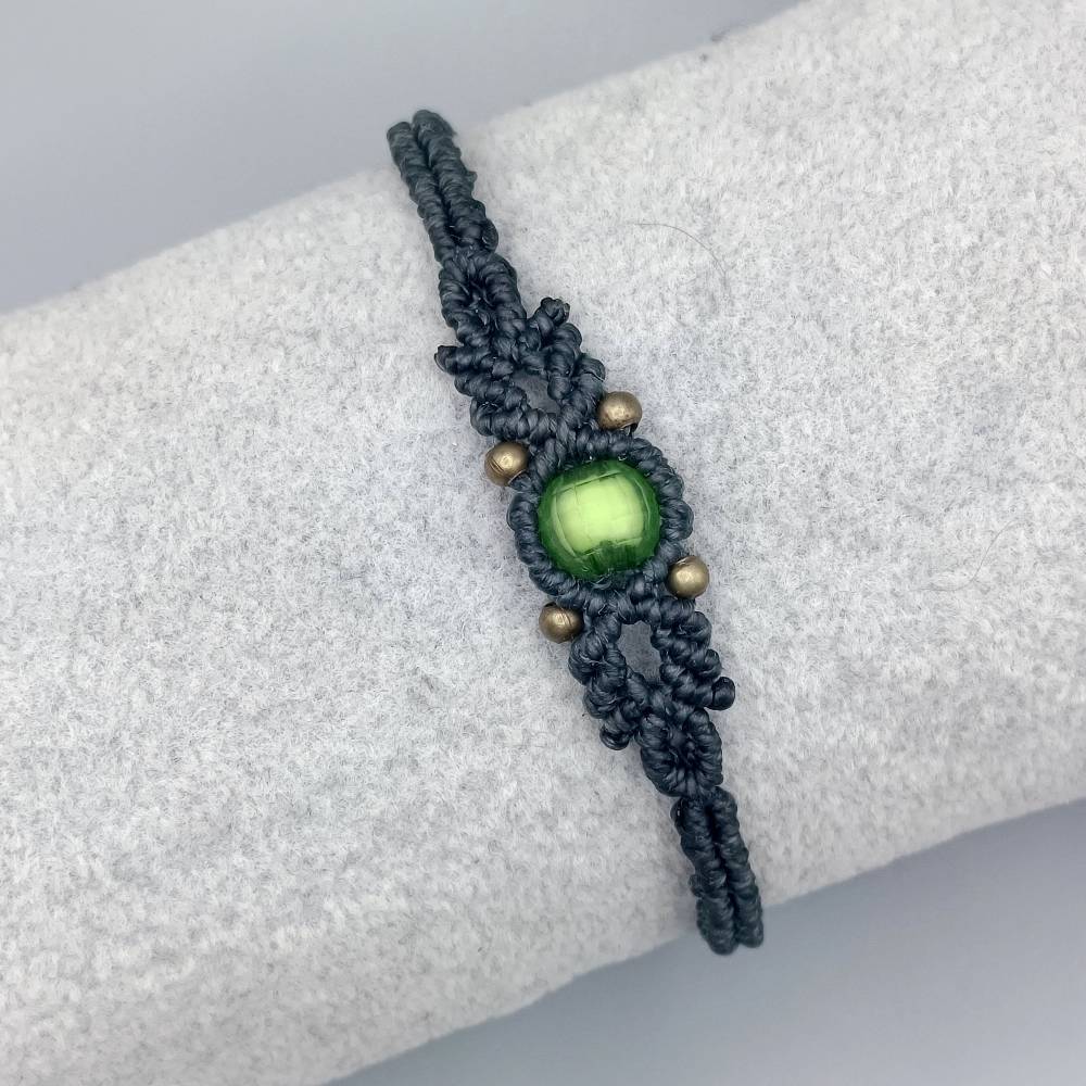 zierliches Makramee Armband in schwarz mit einer facettierten Acrylperle in grün und bronzefarbenen Metallperlen Bild 2