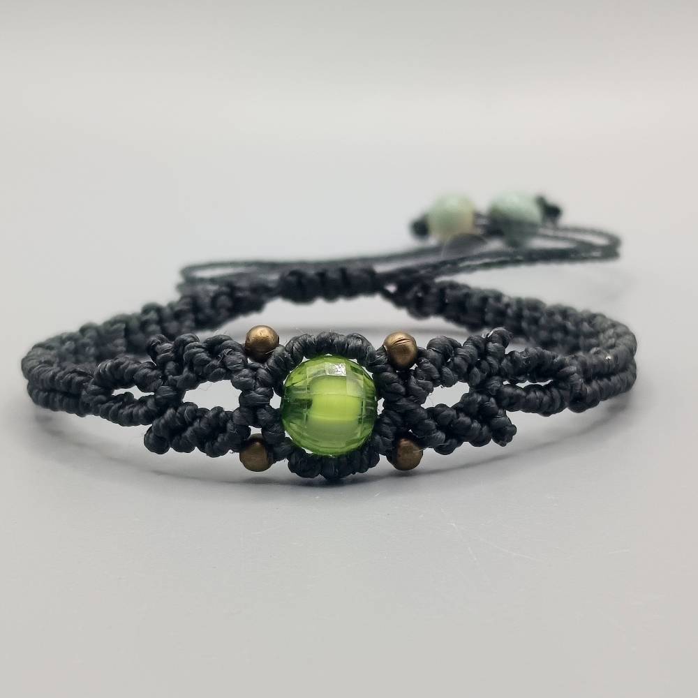 zierliches Makramee Armband in schwarz mit einer facettierten Acrylperle in grün und bronzefarbenen Metallperlen Bild 3