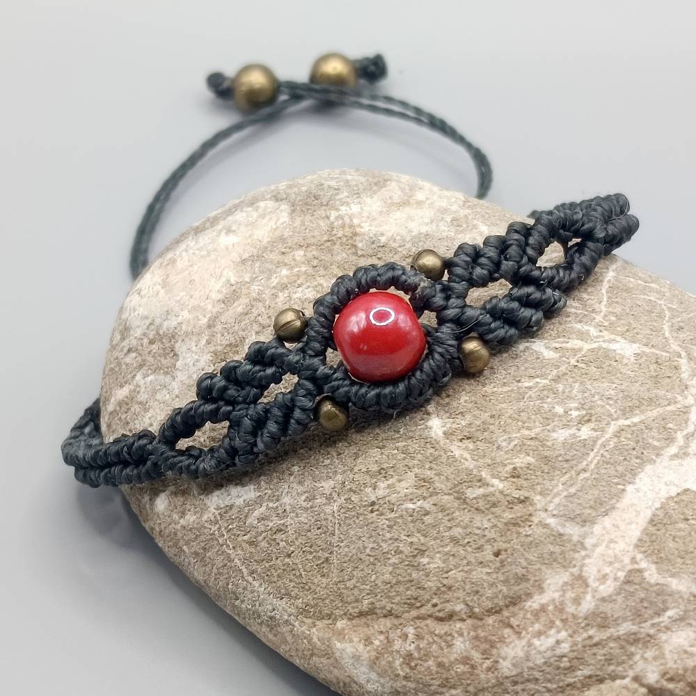 zierliches Makramee Armband in schwarz mit einer roten Keramikperle und bronzefarbenen Metallperlen Bild 1