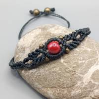 zierliches Makramee Armband in schwarz mit einer roten Keramikperle und bronzefarbenen Metallperlen