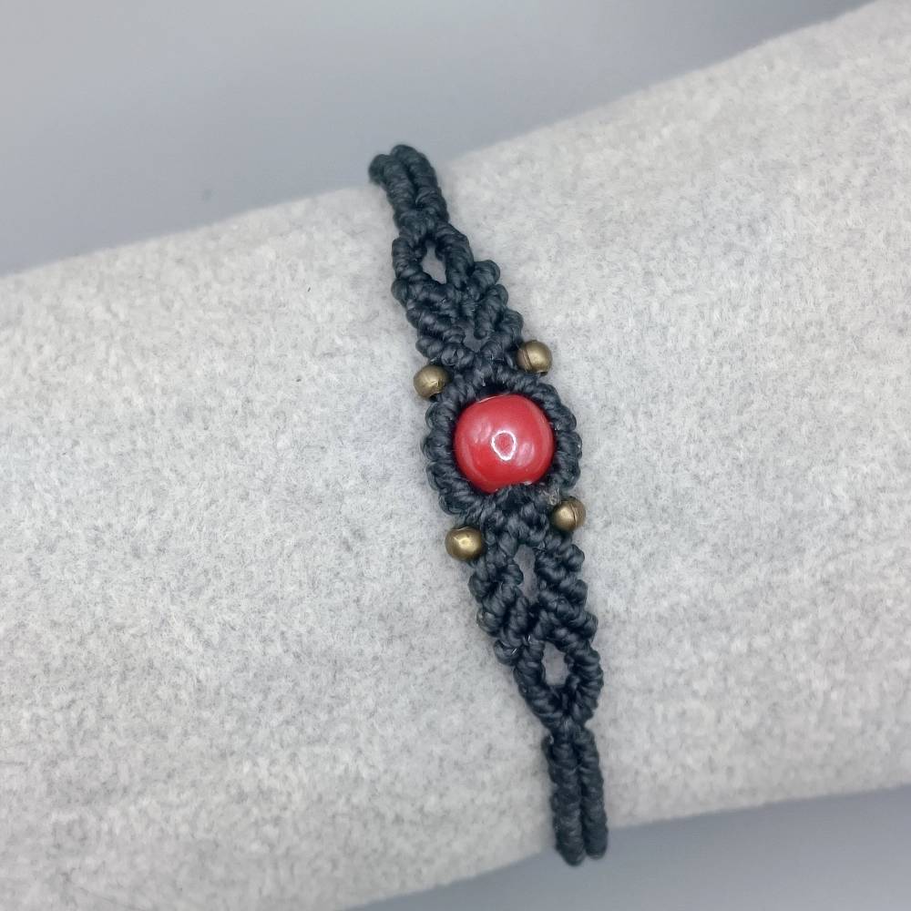 zierliches Makramee Armband in schwarz mit einer roten Keramikperle und bronzefarbenen Metallperlen Bild 2
