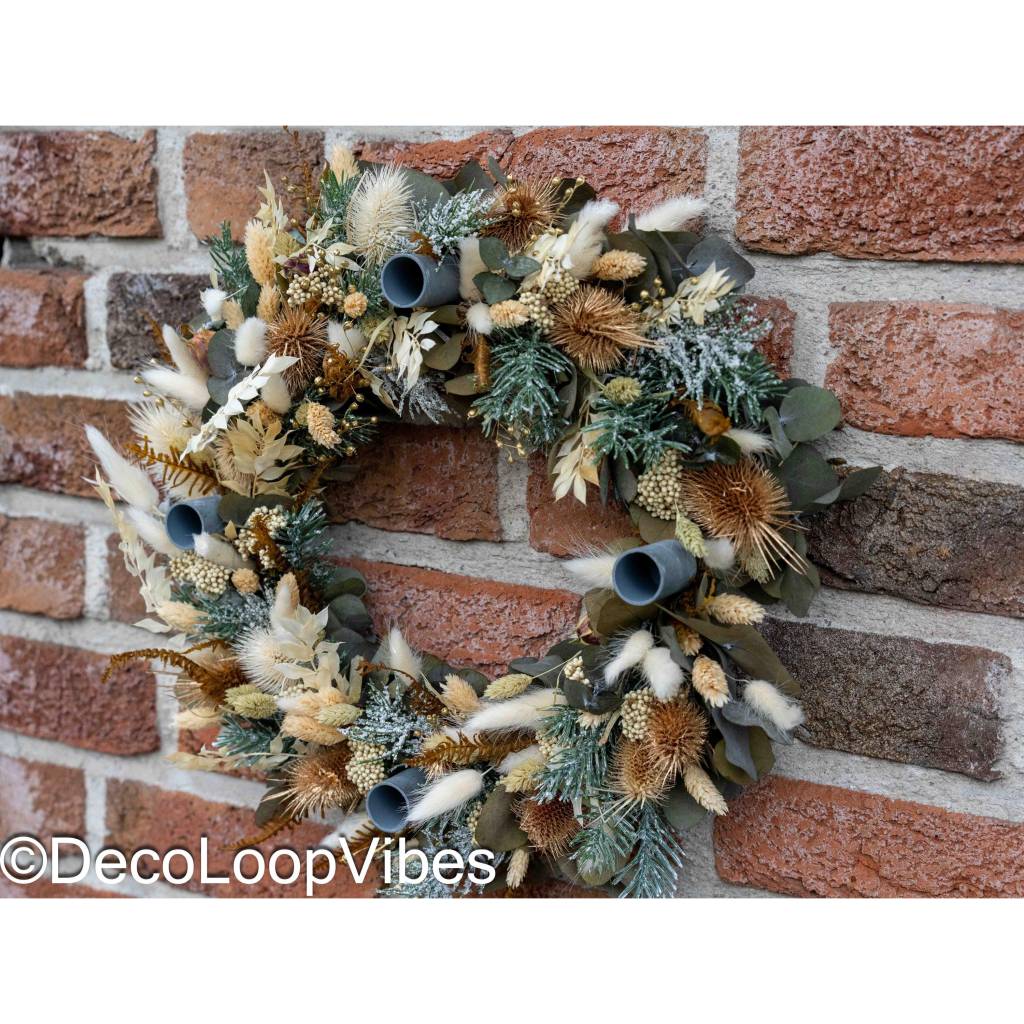 Moderner Weihnachtlicher Trockenblumenkranz als Adventskranz für vier Kerzen/festlicher Blumenring zum Aufhängen