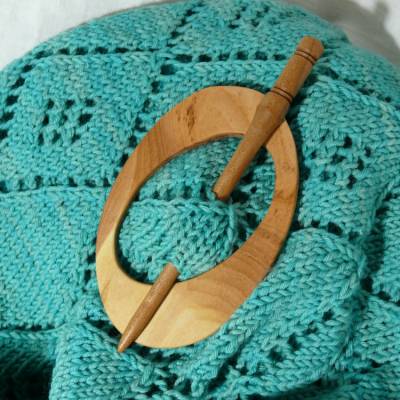 Sehr schöne moderne ovale Tuchnadel , Oval im Oval, die Nadel ist von Hand gedrechselt, Kirschbaum