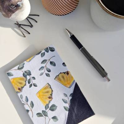 Handgebundenes A6 Notizbuch mit Fadenheftung – Ananas & Eukalyptus Motiv