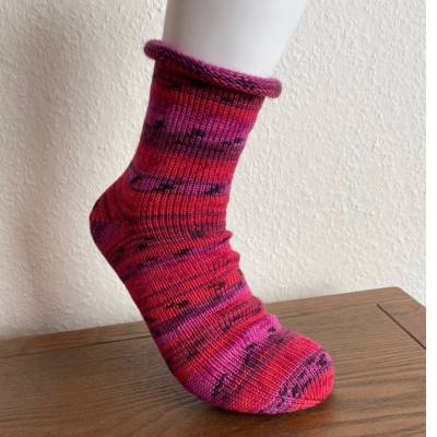 Gestrickte Socken Gr. 36/37 – Rollrand Wollsocken beerefarben, Handarbeit Mädchensocken Geschenkverpackung inklusive