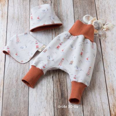 Erstlingsset „Leuchtturm“ | Babyset mit Pumphose, Mütze & Halstuch | Geschenk zur Geburt