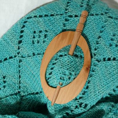 Sehr schöne moderne ovale Tuchnadel , Oval im Oval, die Nadel ist von Hand gedrechselt, Kirschbaum