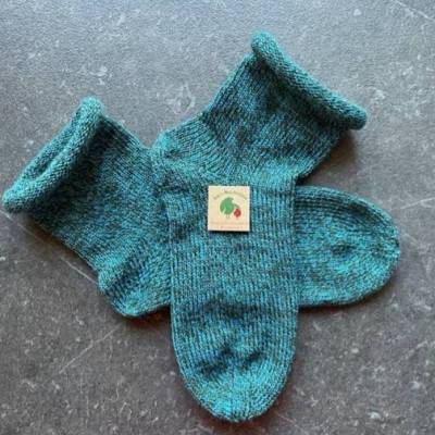 Gestrickte Socken Gr. 38/39 – Rollrand Wollsocken petrol meliert, Handarbeit Geschenkverpackung inklusive