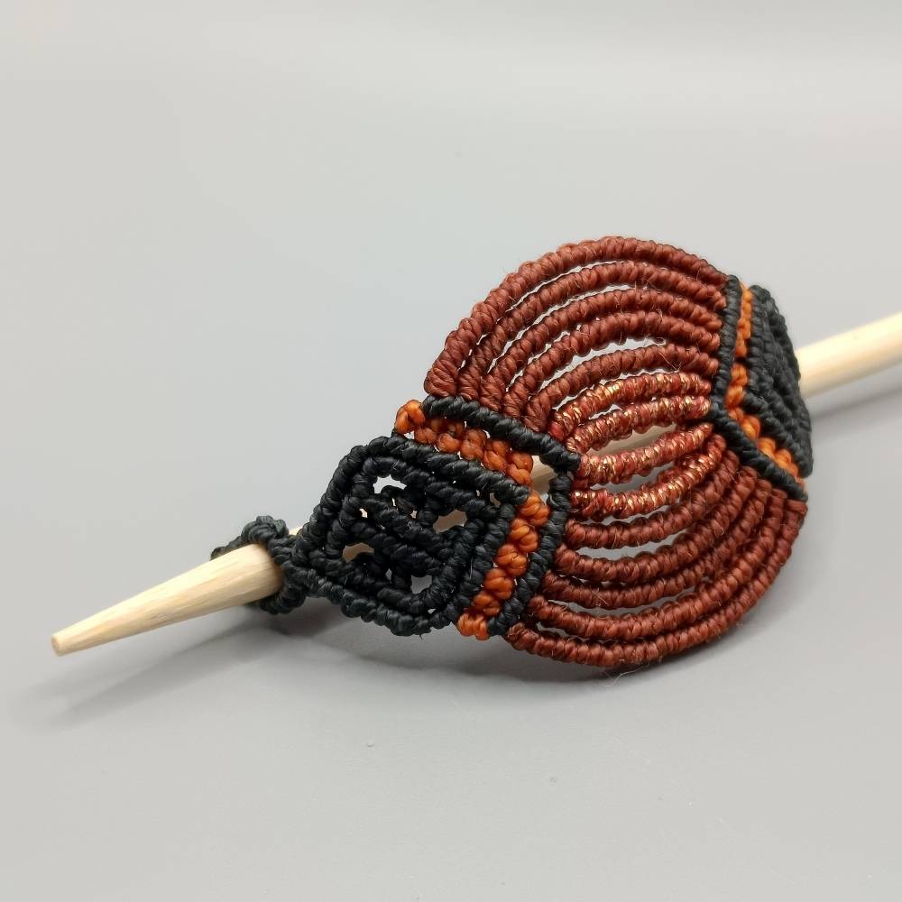 Makramee Haarspange in terracotta, orange und schwarz mit einem naturbelassenem Holzpin Bild 2
