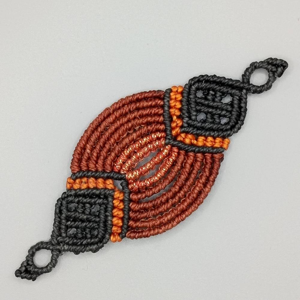 Makramee Haarspange in terracotta, orange und schwarz mit einem naturbelassenem Holzpin Bild 3