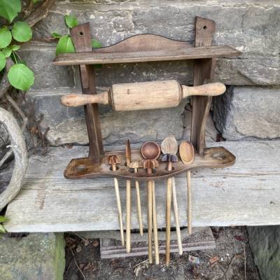 antikes Küchenregal mit Kochlöffeln Holzquirlen und Nudelholz 1920er Jahre