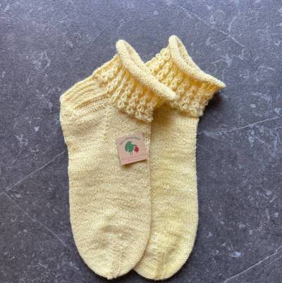 Handgestrickte Sneakersocken Gr. 38/39 – Musterbund, pastellgelb, Damensocken Geschenkverpackung