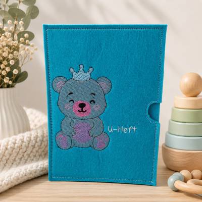 Personalisierte U-Heft-Hülle aus Filz mit süßem Bären – liebevoll bestickt | Geschenk zur Geburt