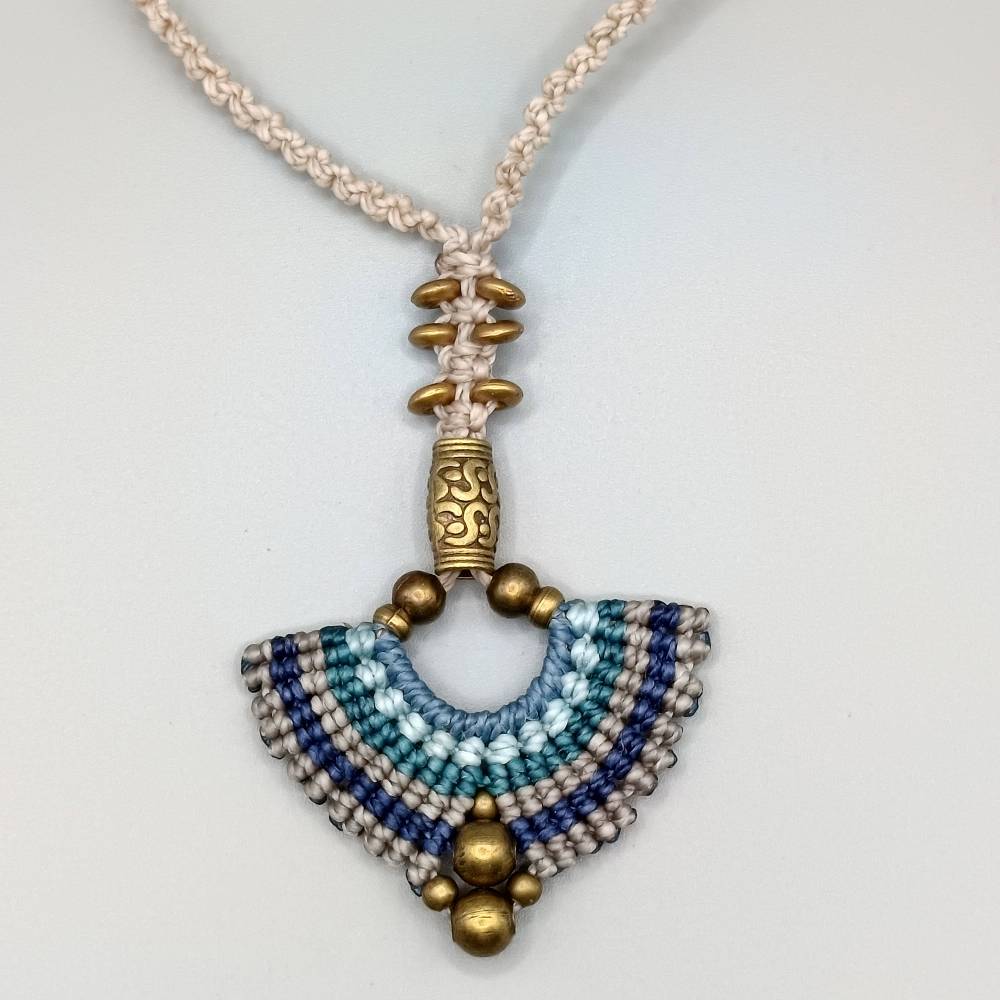 Makramee Kette in blau, petrol und beige mit bronzefarbenen Metallelementen Bild 1