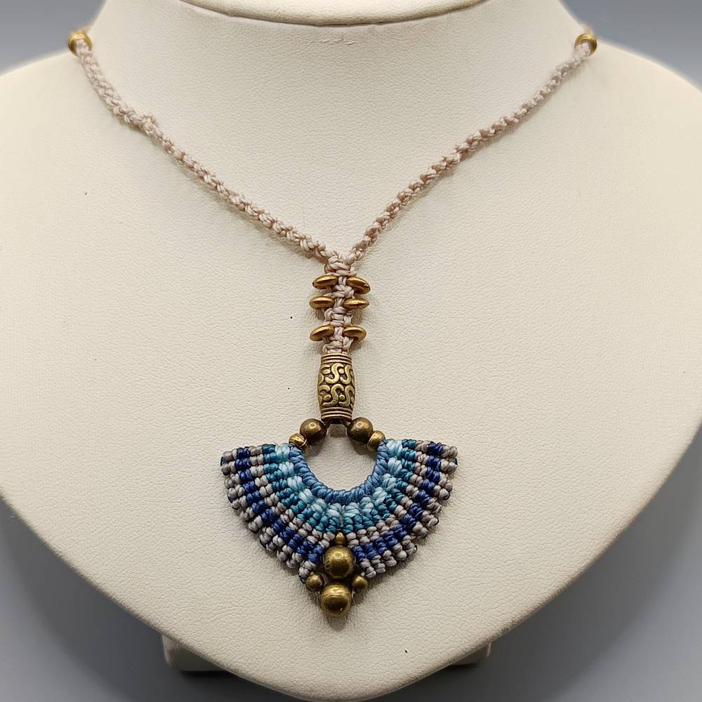 Makramee Kette in blau, petrol und beige mit bronzefarbenen Metallelementen Bild 2