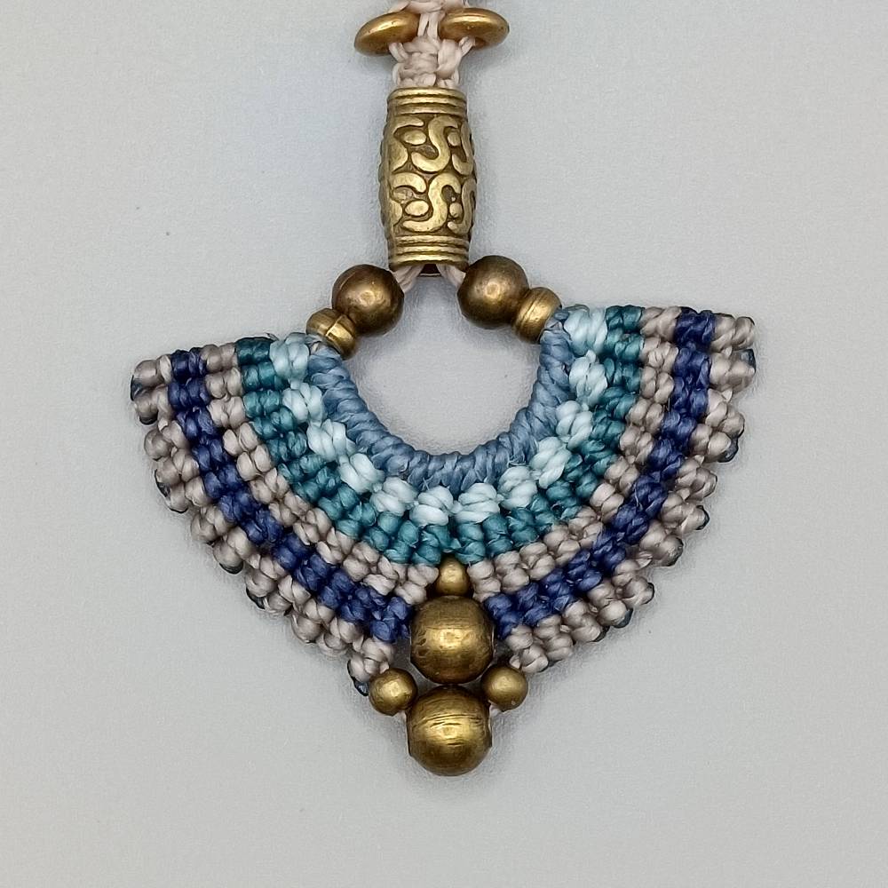 Makramee Kette in blau, petrol und beige mit bronzefarbenen Metallelementen Bild 3